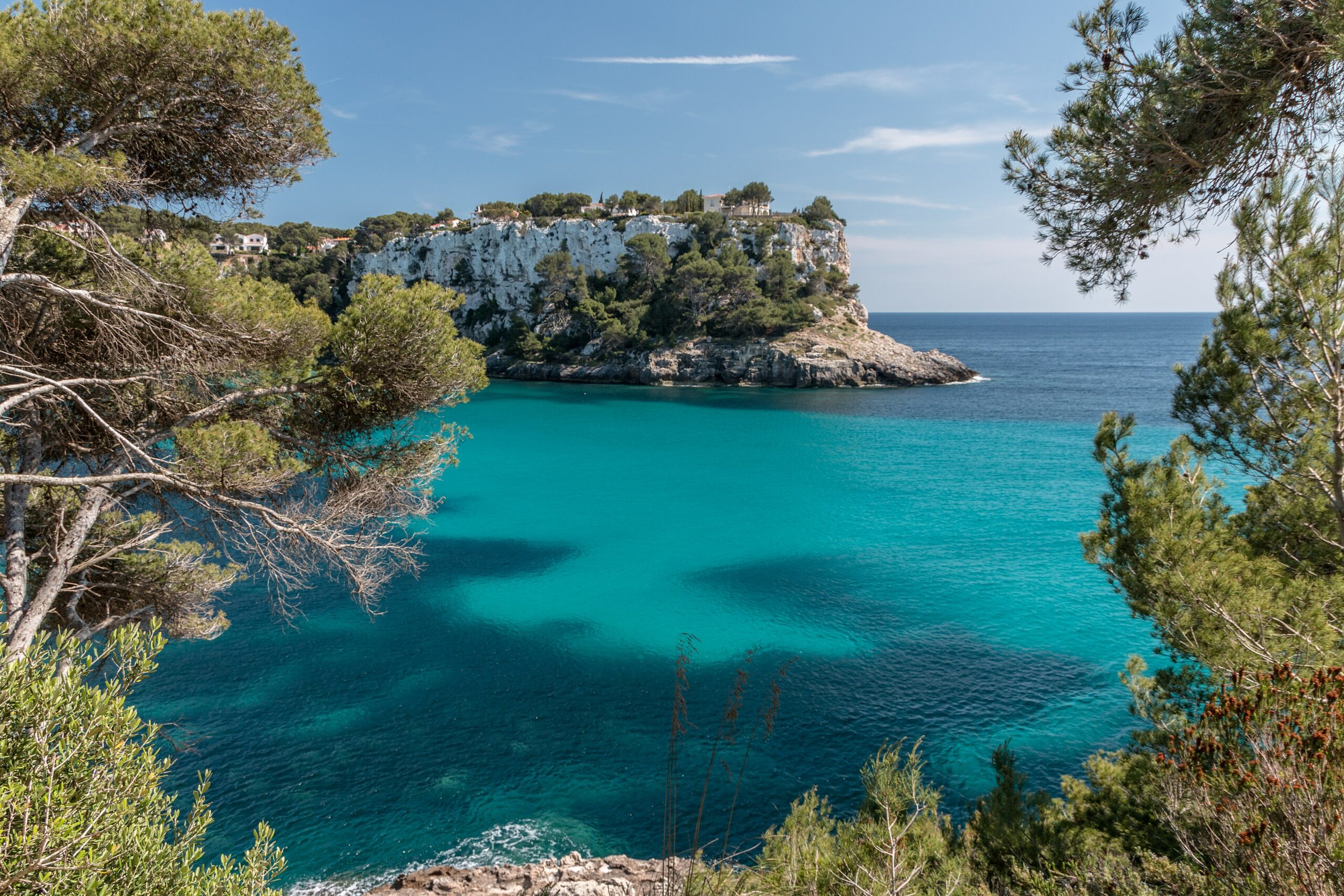 Cala Galdana, con el agua turquesa entre pinos y acantilados, Menorca