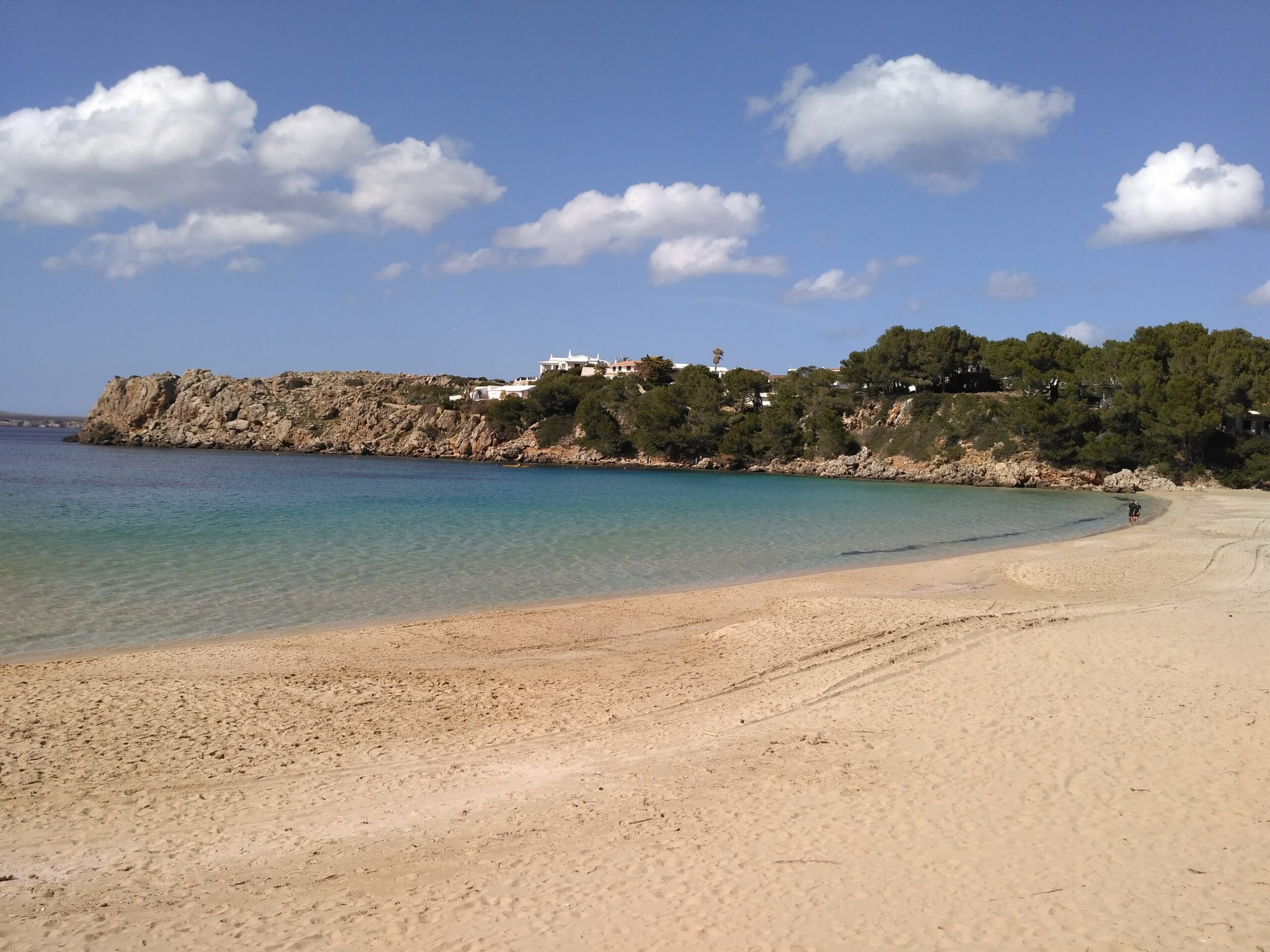 Playa del Arenal d'en Castell con el mar turquesa, Menorca