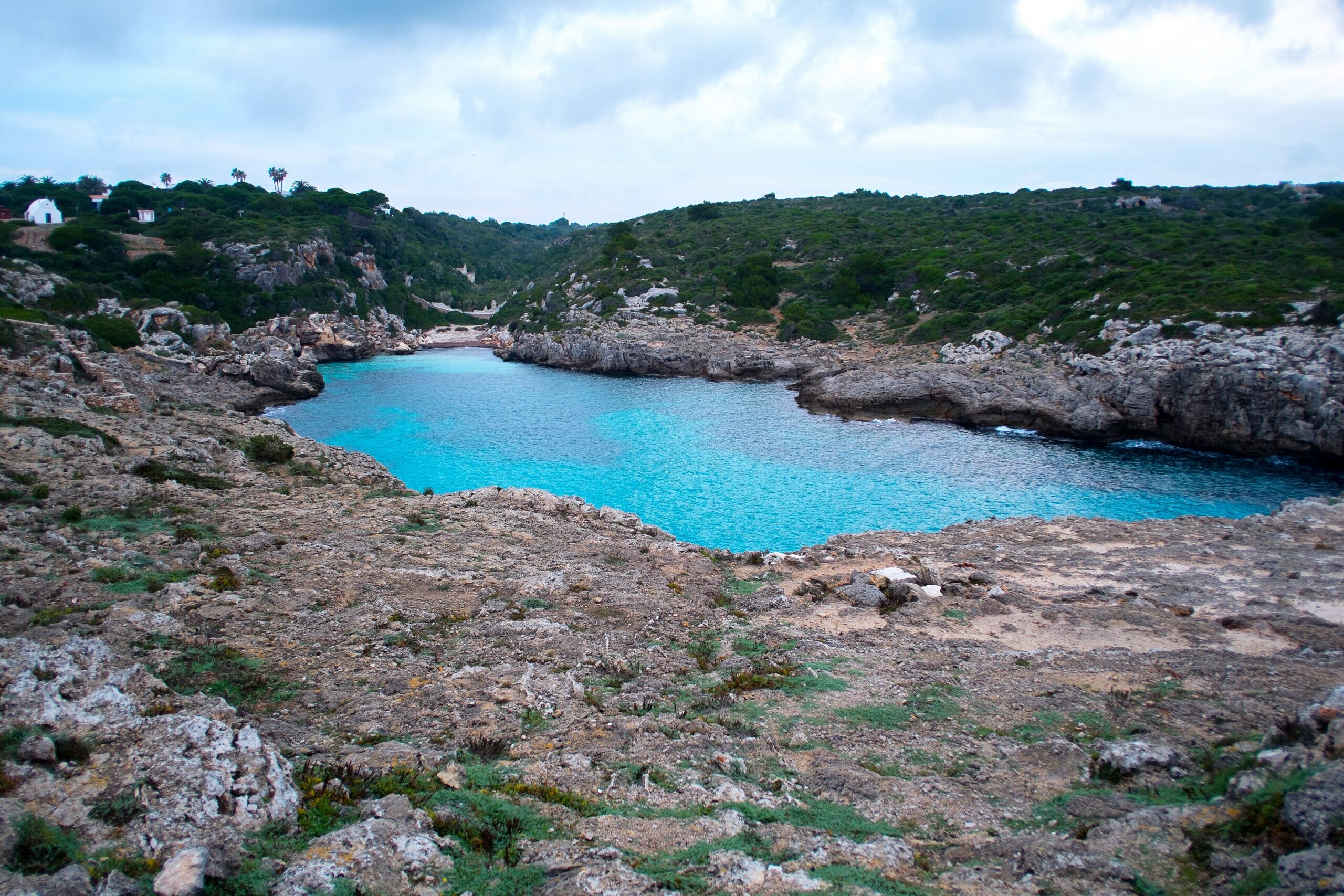La cala de Binidali con el agua azul intenso, Menorca