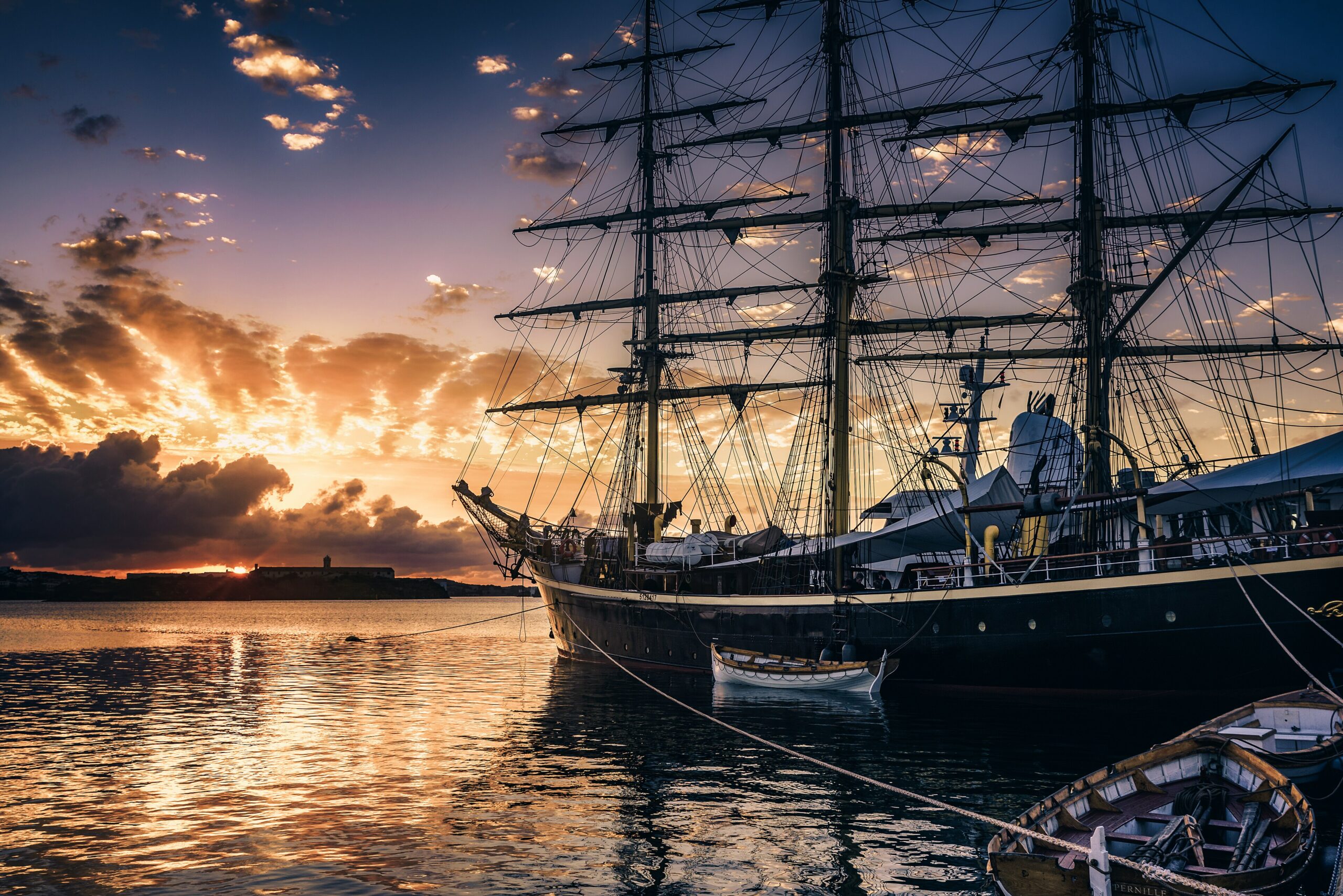 Un velero en el puerto de Mao al amanecer, Menorca