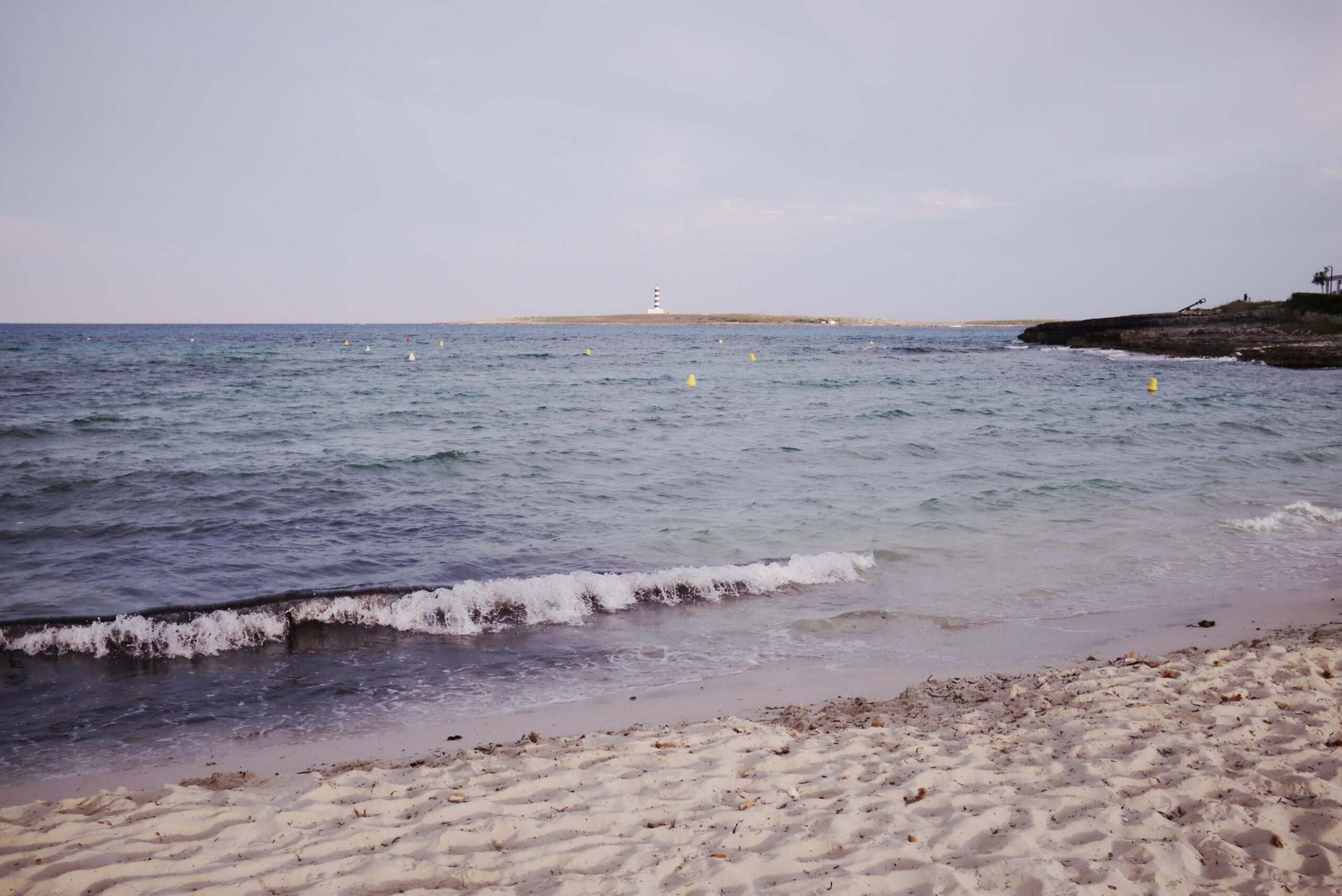 La playa de Punta Prima con el islote al fondo, Menorca