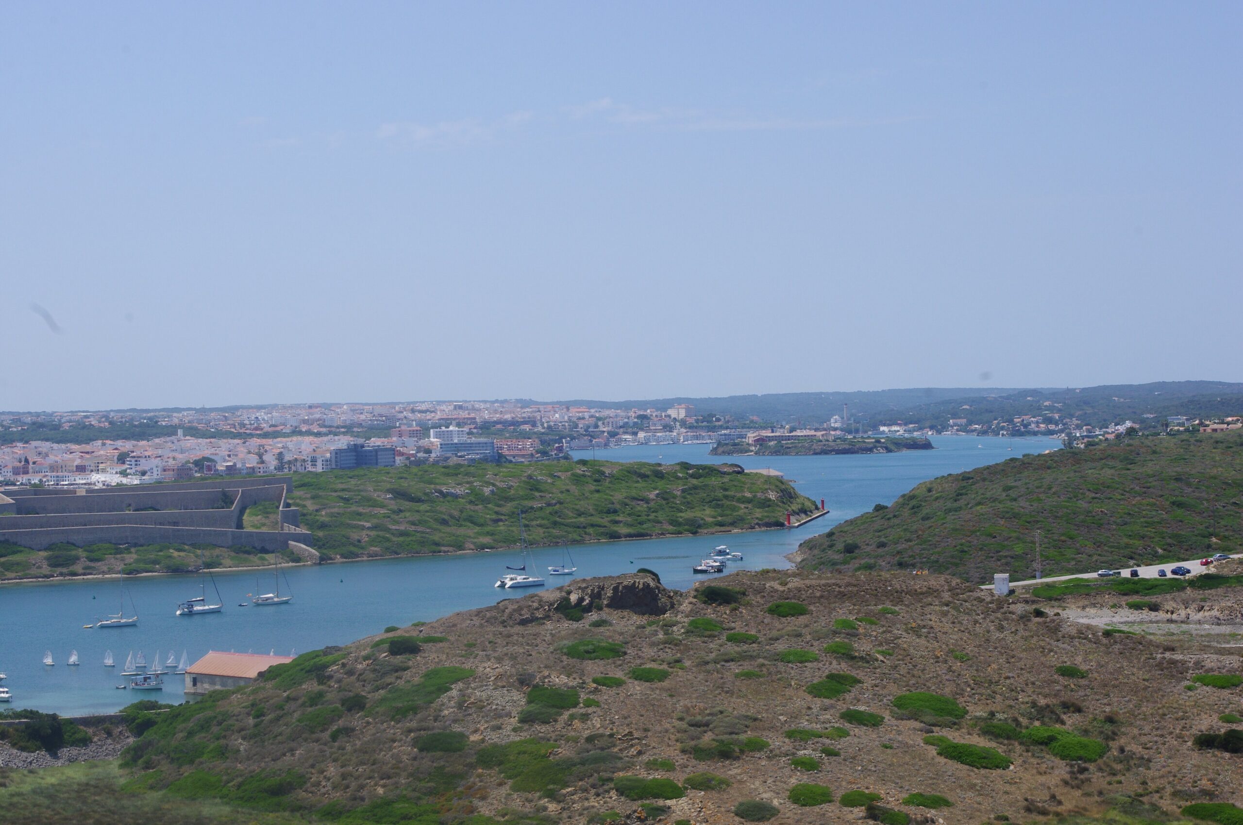Vista del puerto de Mao desde lo alto, Menorca
