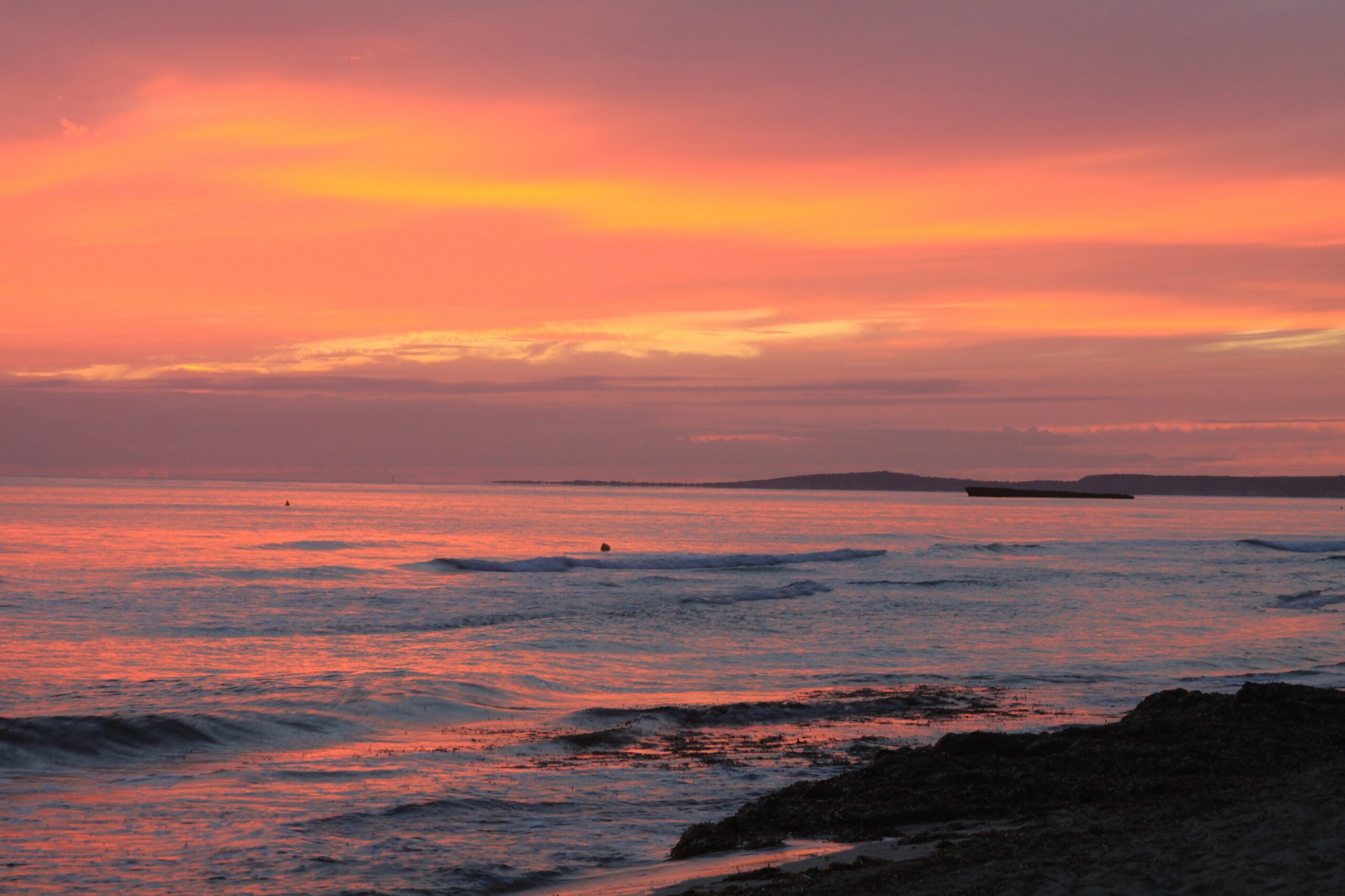 Atardecer anaranjado sobre la playa de Son Bou, Menorca